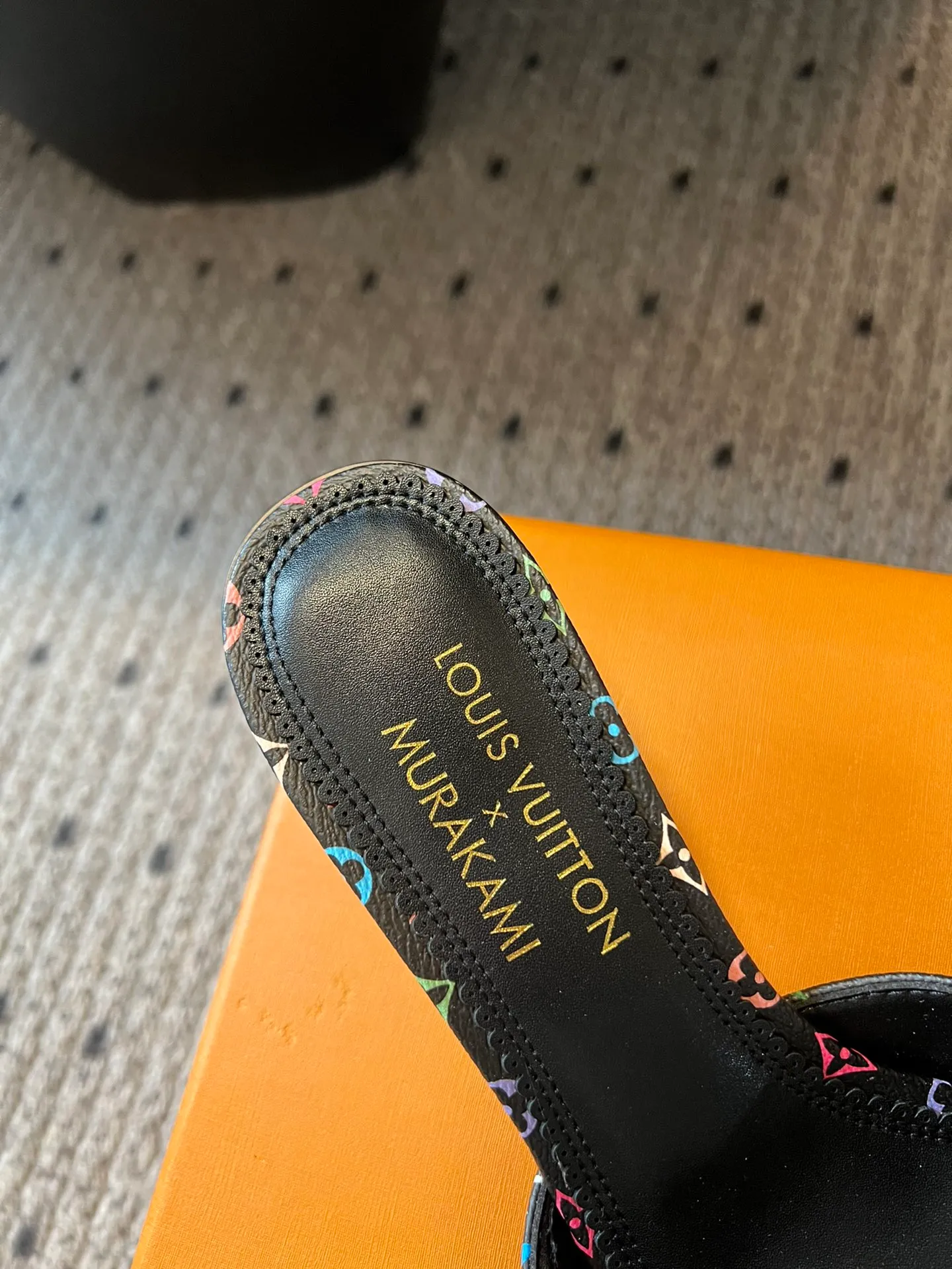 👟👟Ex-factory price 480👟👟 * 25ss spring and summer new style black and white three-color cat-heeled flat sandals. It is difficult not to doubt whether it borrowed from the Tang Dynasty's Tang Sancai as a basis and innovated it into the classic LV logo. It used color and the large area of ​​the upper as a contrast to create a white or black three-color element style on the upper, creating another classic style! Super greasy on feet! Indescribable fashion! It’s easy to match every day, and it’s very relevant to the changes and development of the times! Kitten heels are super easy to wear and give your feet a full summer vibe! Material: Original customized fabric Lining: Cow lining Outsole: Genuine leather outsole imported from Italy Shoe size: 35-41 (40.41 customized non-returnable